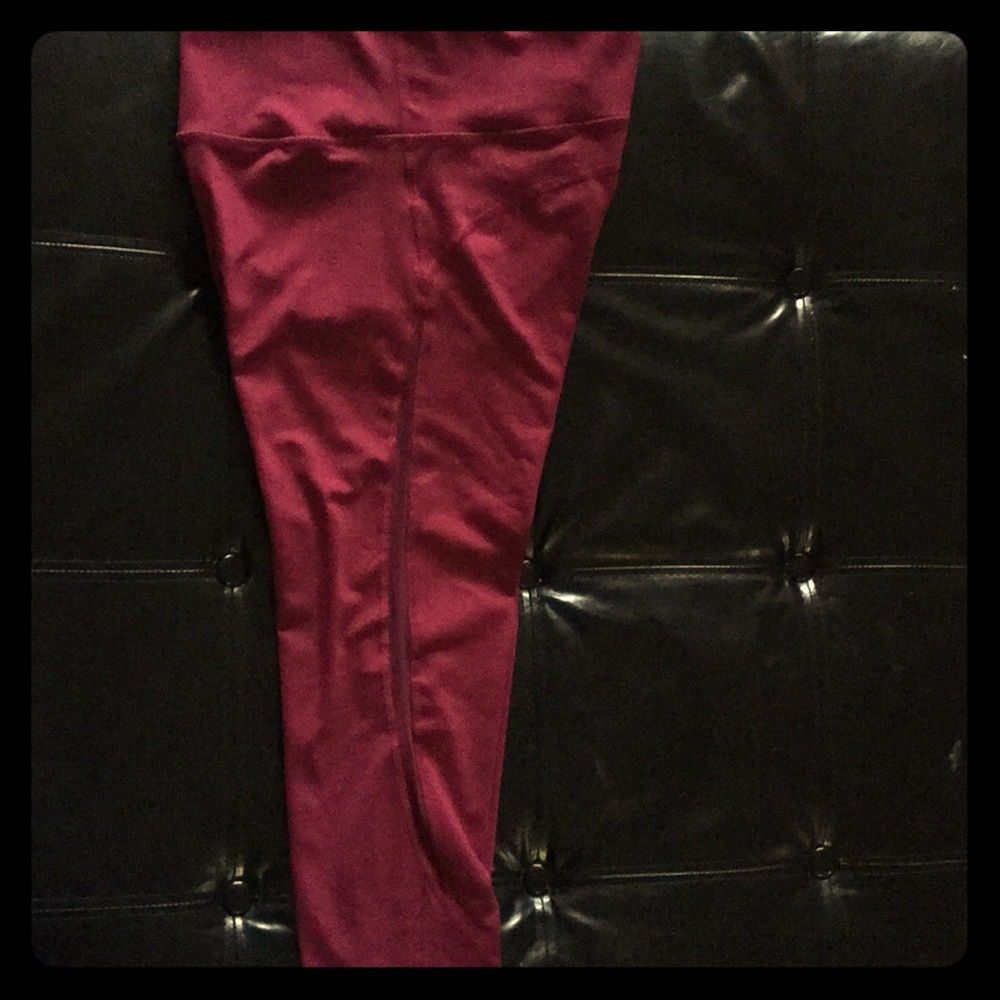 Old Navy Fitness leggings Capri 🎀 Maroon mesh